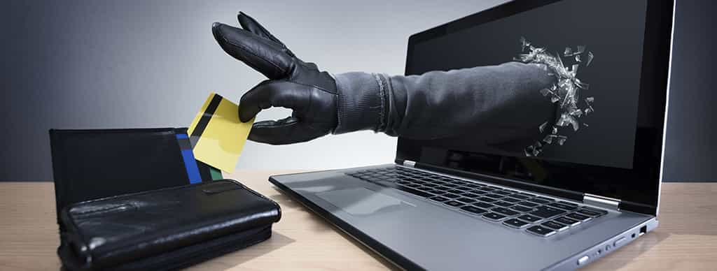 En online hacker ved en bærbar computer
